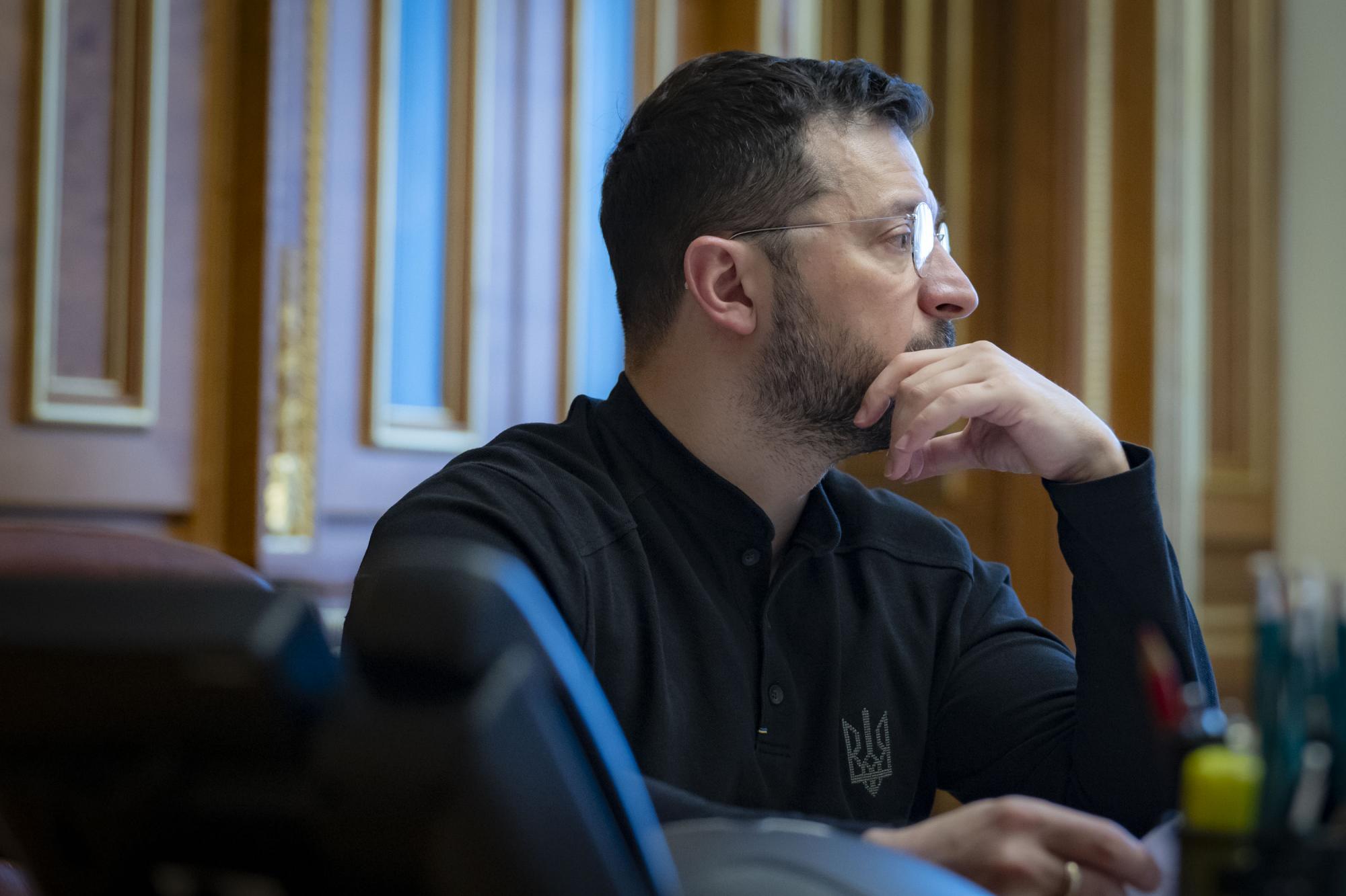 Зеленський про перемир’я з РФ на 9 травня: Путін хоче "спокійно" провести військовий парад